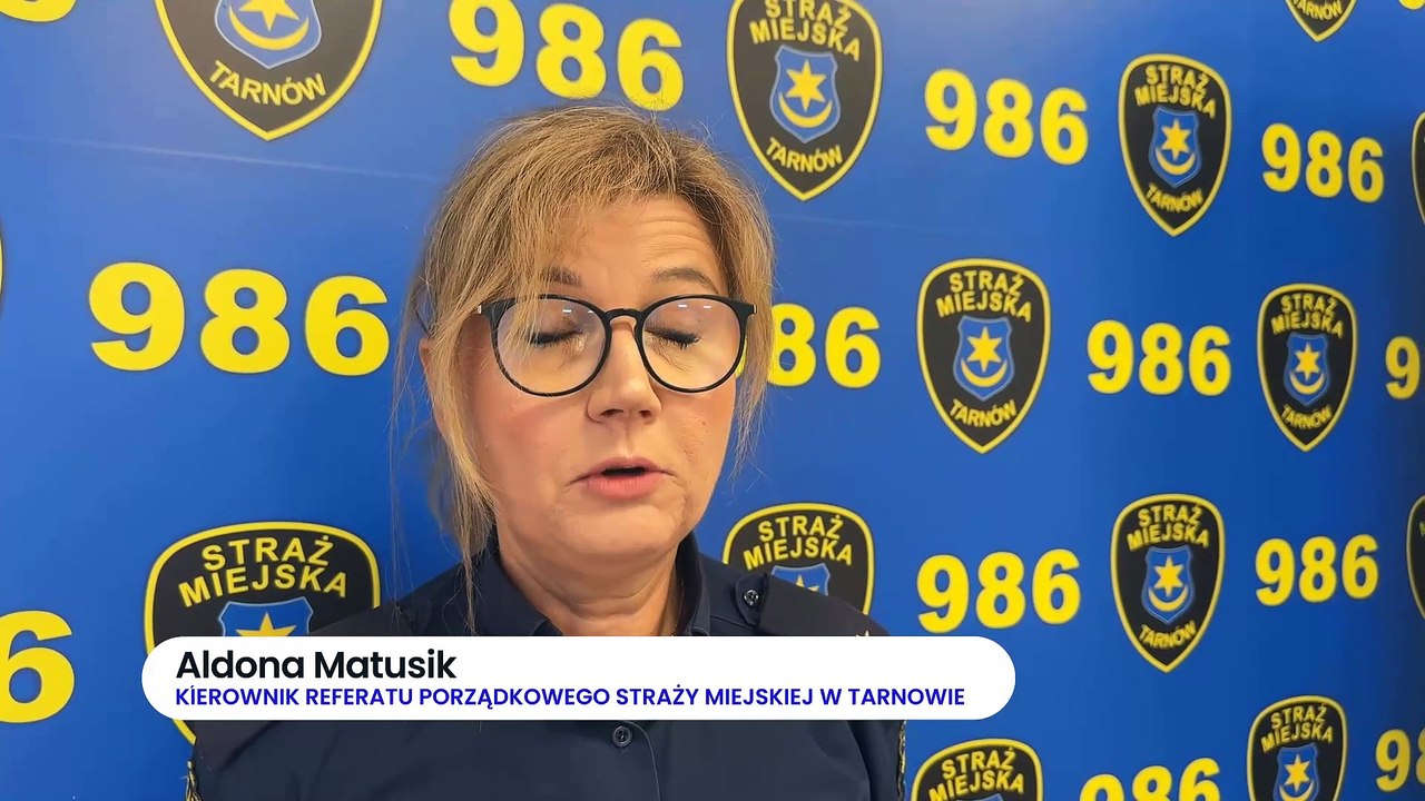 Tarnów - straż miejska rozdaje dzieciom opaski bezpieczeństwa