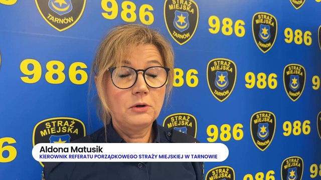 Tarnów - straż miejska rozdaje dzieciom opaski bezpieczeństwa