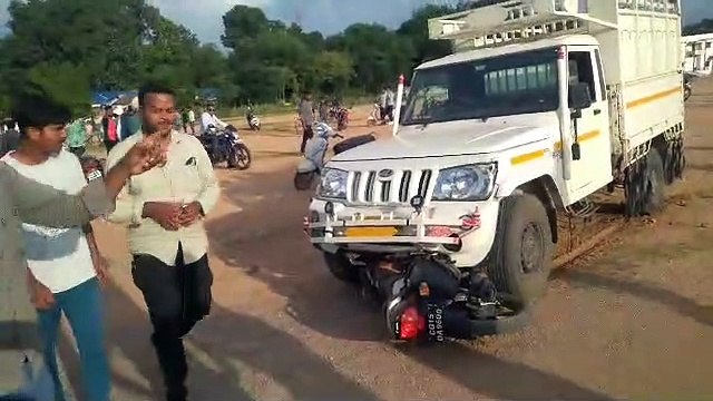 पीजी कॉलेज मैदान में तेज रफ्तार पिकअप ने बाइक सवार 2 युवकों को मारी टक्कर, फिर घसीटकर ले गया 20 मीटर, हालत गंभीर