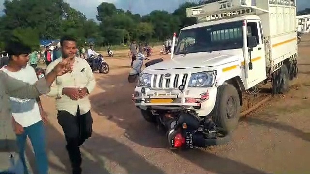 पीजी कॉलेज मैदान में तेज रफ्तार पिकअप ने बाइक स...