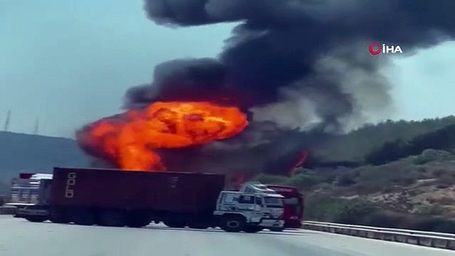 Le camion chargé du tube impliqué dans l'accident a brûlé, les explosions se sont succédées.