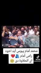 فيديو مُتداول لمحمد عادل إمام يُقبّل يد شقيقه رامي ويحتضنه