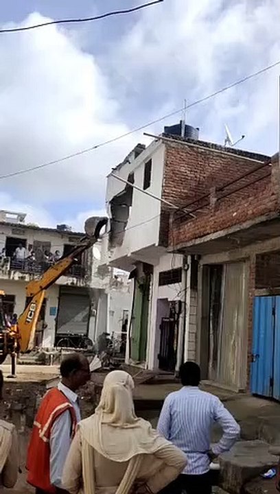 देखें वीडियो - अब हिस्ट्रीशीटर मंजूर की अवैध दुकान और मकान पर चला बुलडोजर
