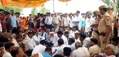 दौसा. 18 घंटे बाद पोस्टमार्टम के लिए हुए राजी, रोड पर रात भर जमे रहे ग्रामीण