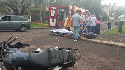 Jovem fratura o punho após colisão entre carro e moto no Country