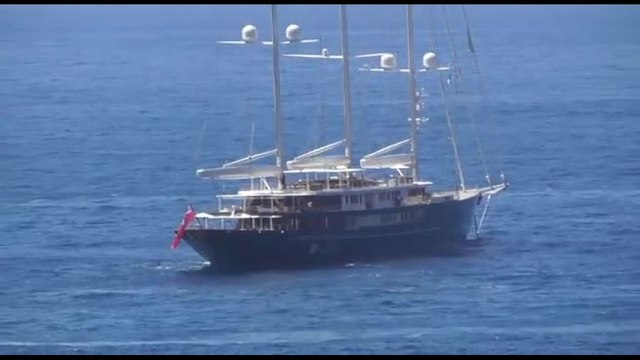 Jeff Bezos a Capri con due mega yacht e un elicottero