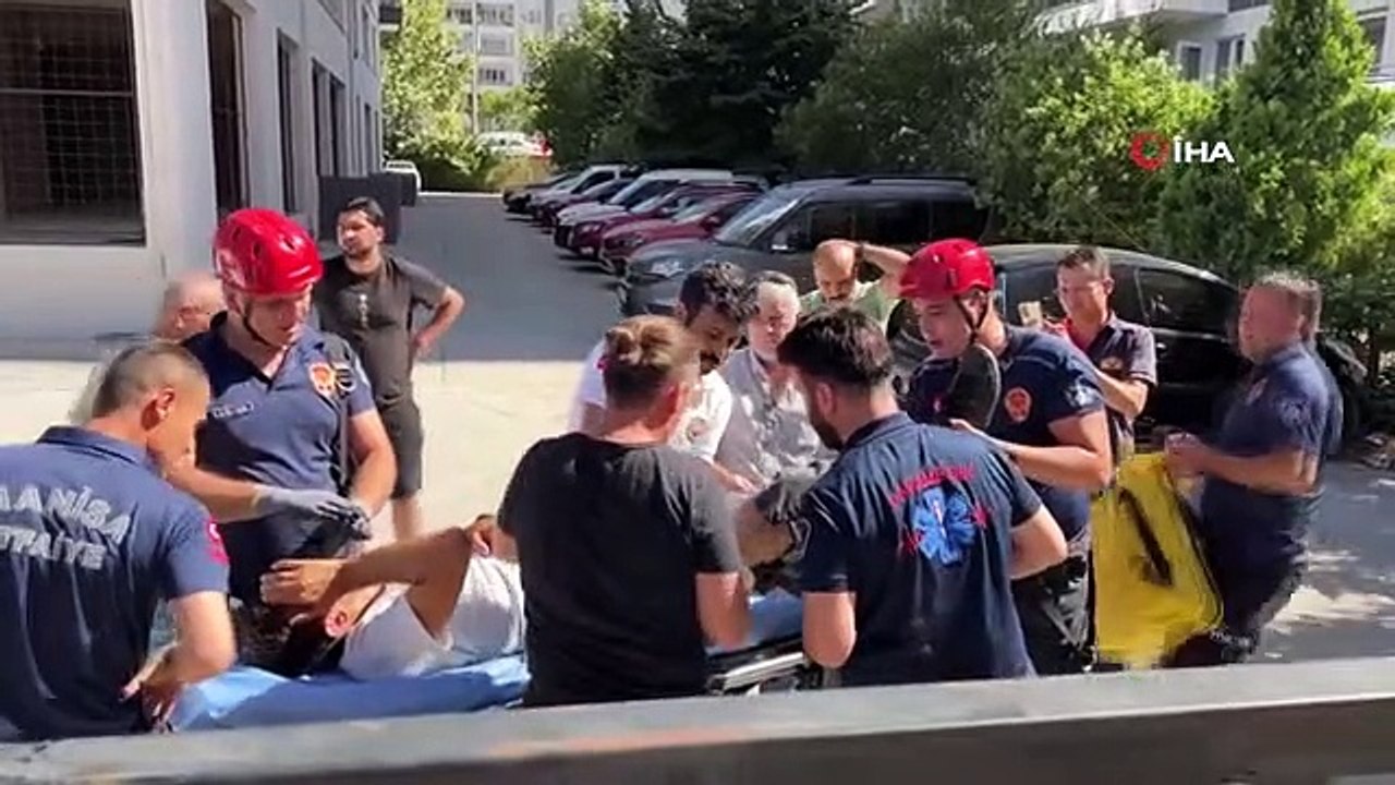 Bacağına saplanan korkuluk demiriyle hastaneye kaldırıldı