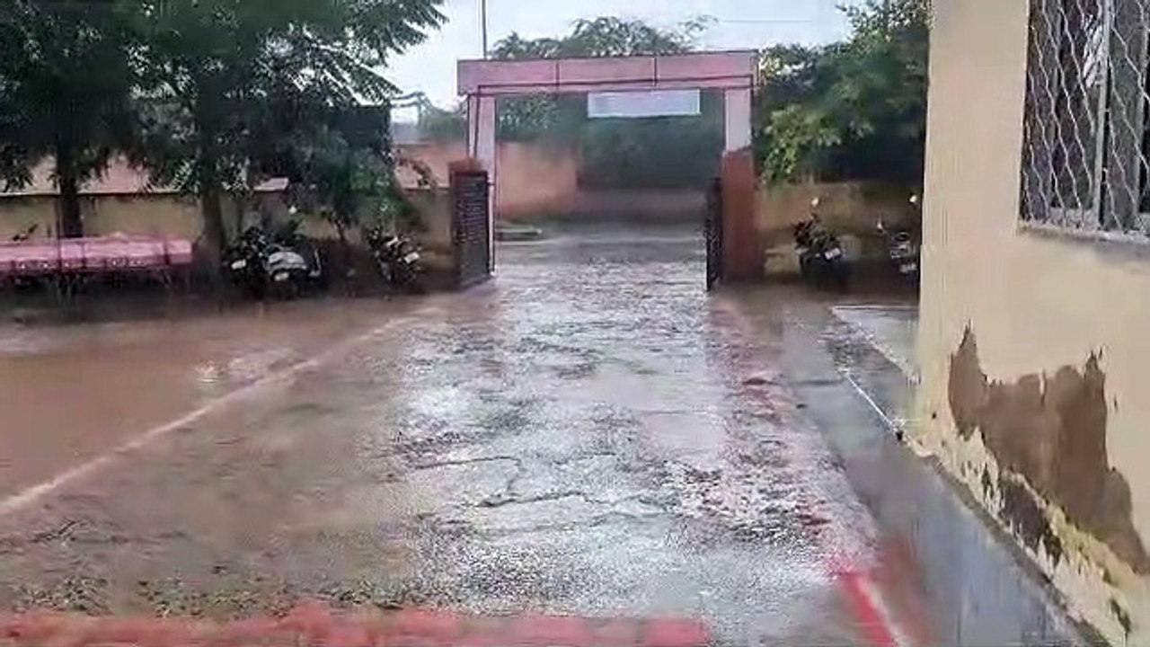 झमाझम हुई बरसात में शहर एवं ग्रामीण क्षेत्रों म...