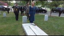 La visita di Giorgia Meloni al cimitero monumentale di Arlington