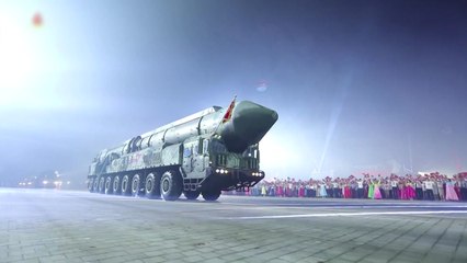 중·러 대표와 주석단 중앙에 선 김정은, 화성-18형 향해 경례 / YTN