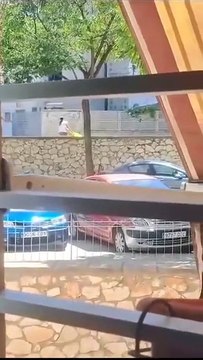 Tres detenidos tras una pelea en la que se arrojó a un hombre por un muro