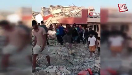 Hatay’da yıkım yapan iş makinasının üzerine bina devrildi