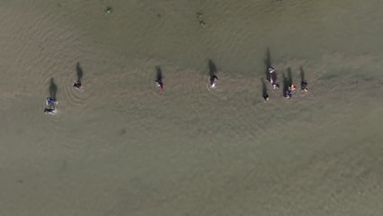 Migrantes atraviesan boyas flotantes en la frontera