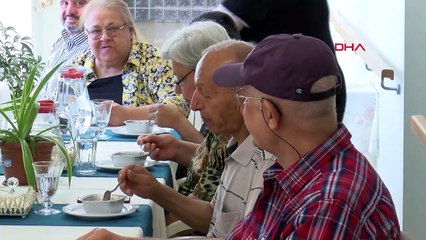 La résidente de la maison de retraite Necmiye Denktaş a distribué l'Achoura à Muharram
