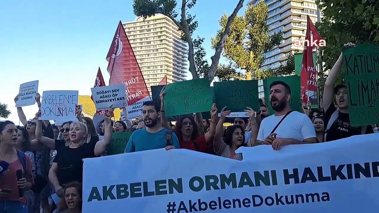 Action d'Akbelen devant Limak tenant de Tip： ＂Quiconque a un doigt dans ce meurtre sera responsable＂
