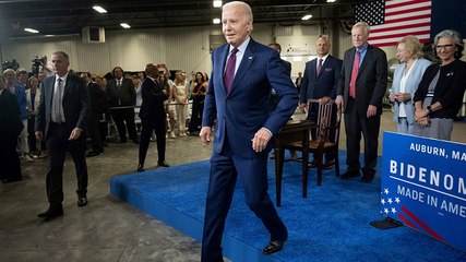 Moment Biden forgets to sign executive order in Maine