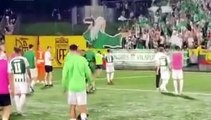 Al ritmo de ‘Llorando se fue’, hinchas de un equipo de Lituania festejan con sus jugadores