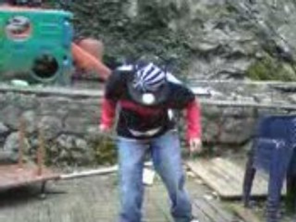 Ollie en skate mono truck  sur une barre de fer XD