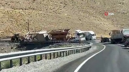 Virajı alamayan malzeme yüklü tır devrildi, yol ulaşıma kapandı