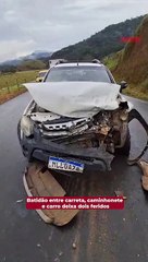 Batidão entre carreta, caminhonete e carro deixa dois feridos