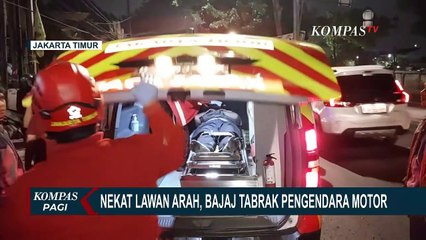 Скачать видео: Bajaj Tabrak Pemotor di Duren Sawit Akibat Nekat Lawan Arah untuk Memotong Jalur!