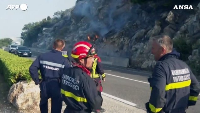 Incendi Croazia, pompieri in azione nell'area di Dubrovnik