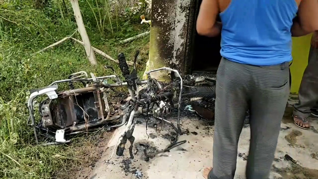 ஆம்பூர் அருகே வீட்டில் நிறுத்தி சார்ஜ் செய்யப்பட்ட எலக்ட்ரிக் வாகனம்  திடீரென தீப்பற்றி எரிந்ததால்  பரபரப்பு