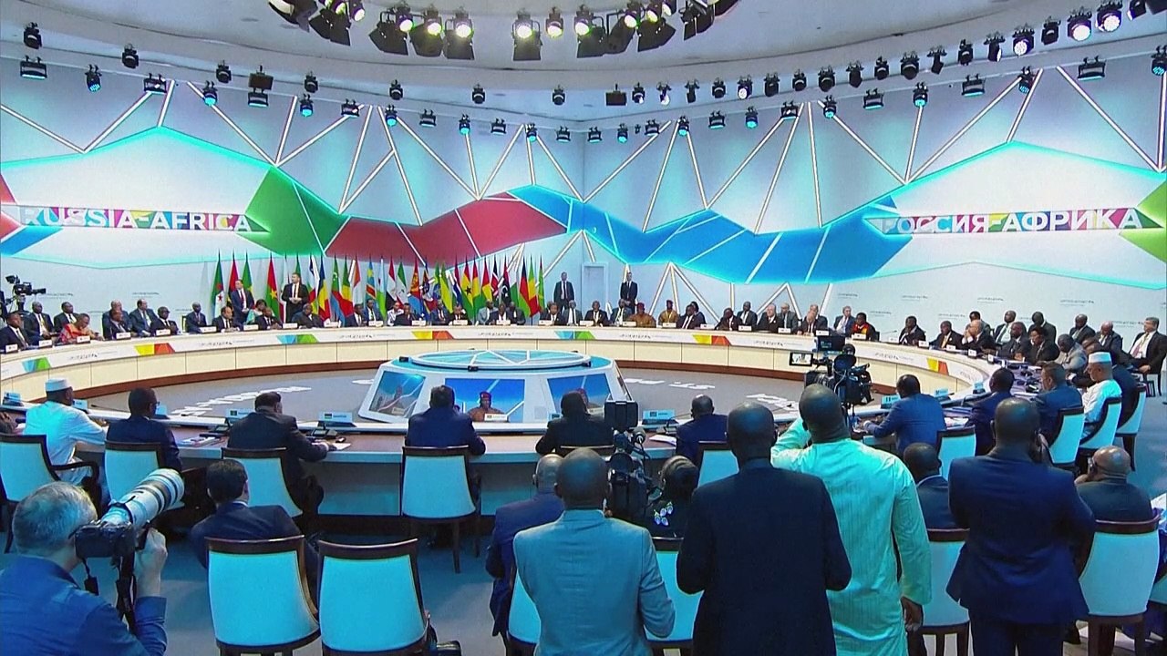 Russland-Afrika-Gipfel: Gratis-Getreide und Friedensappelle
