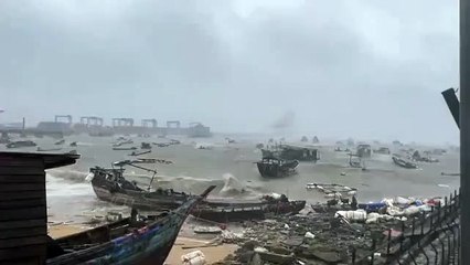 Çin'de Doksuri Tayfunu Karaya Ulaştı