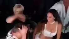 Uomo con ballerina, interviene la moglie