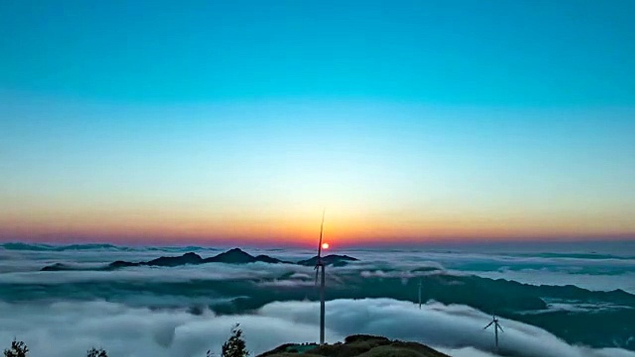 Çin'in Güneyindeki Bulutlarla Örtülü Gupo Dağı'nın Büyüleyici Manzarası