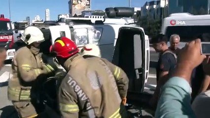 Accident sur l'autoroute TEM... Les pompiers ont secouru le conducteur coincé dans le camion