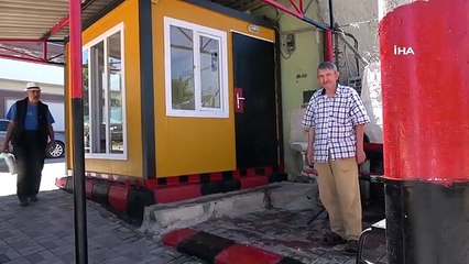 Fanatik taksici, durağını tuttuğu takımın renklerine boyadı