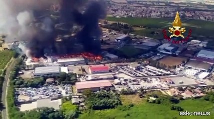 Grande incendio in un deposito di rifiuti a Ciampino