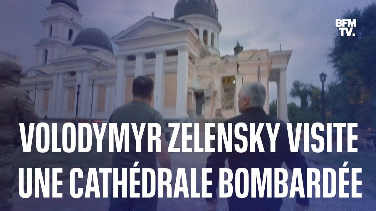 Volodymyr Zelensky a visité la cathédrale de la Transfiguration, touchée par des bombardements russes à Odessa