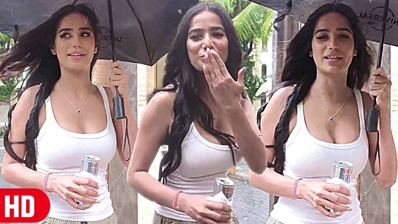बारिश में Poonam Pandey ने लगाई आग  Clicked at Oshiwara