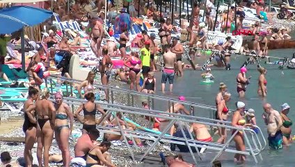 Ceux qui connaissent l'opportunité du temps chaud à Antalya se sont assemblés à la plage