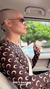 Jeudi 28 juillet 2023, son compagnon l'a filmée en train de danser dans sa voiture.Caroline Receveur danse dans sa voiture.