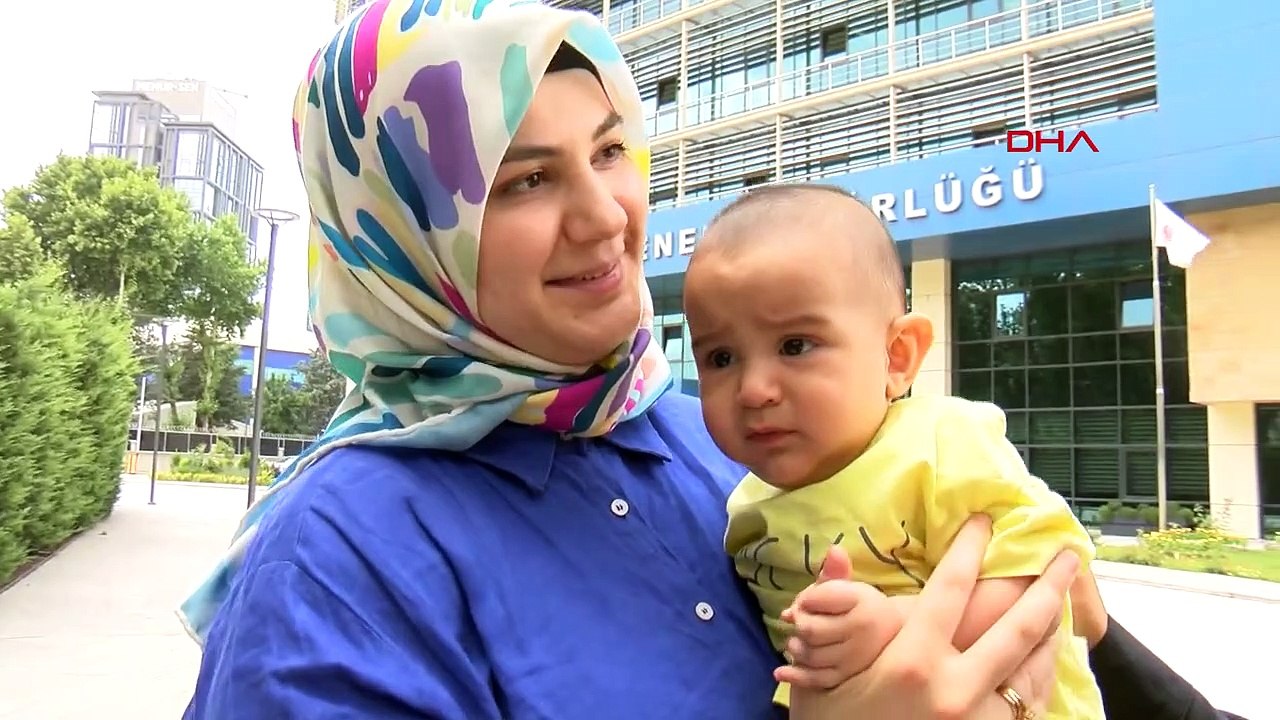 Depremde eşini kurtaran infaz koruma memuru Adalet Bakanı tarafından ödüllendirildi