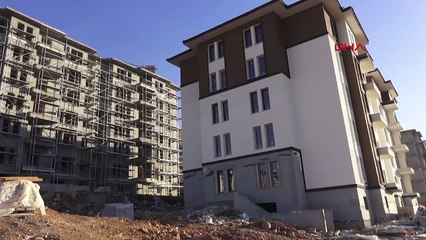 La construction de maisons construites pour les victimes du tremblement de terre à Elbistan se poursuit