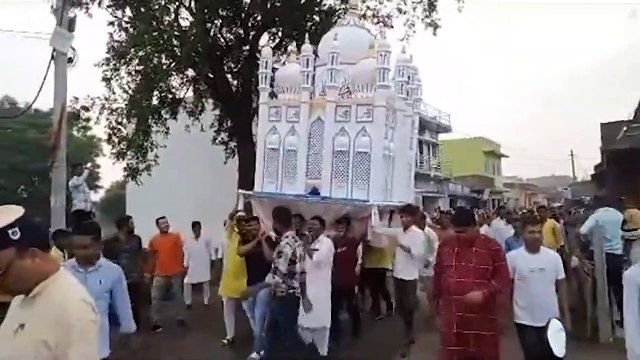 Hindistan'da Hz. Hüseyin'i anma töreninde yapılan yürüyüş sırasında flama direğinin elektrik kablolarına temas etmesi sonucu dört kişi öldü