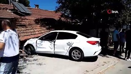 Kamyonla çarpışan otomobil bahçeye girdi