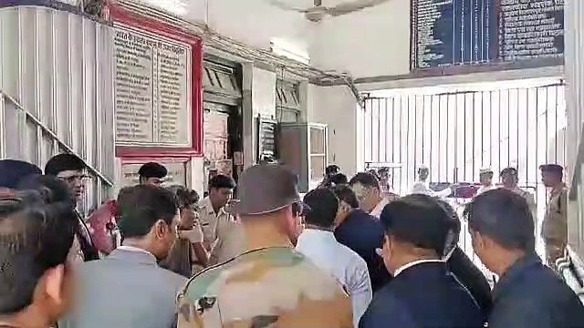 Chief Justice suddenly reached the District Central Jail, saw the insi