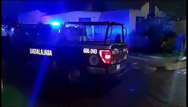 Asaltan menudería y son capturados con el botín