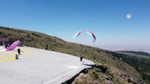 AKSARAY - Hasan Dağı'nda düzenlenen Yamaç Paraşütü Dünya Kupası, antrenman uçuşlarıyla başladı