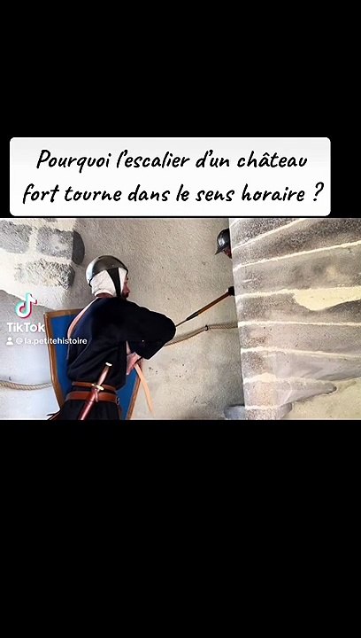 Pourquoi les escaliers des châteaux forts tournent dans le sens horaire ?