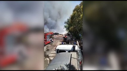 Le immagini da vicino dell'incendio a Ciampino in un deposito rifiuti
