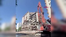 Diyarbakır'da depremde hasar gören binanın yıkımı sırasında çökme anı görüntülendi