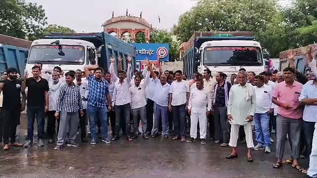 Video डम्परों को कलक्ट्रेट के आगे खड़े कर उठाई गिरफ्तारी की मांग