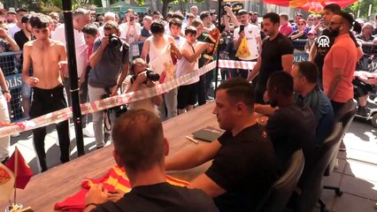 KAYSERİ - Kayserispor'un teknik direktörü Çağdaş Atan ve takım kaptanları taraftarla buluştu